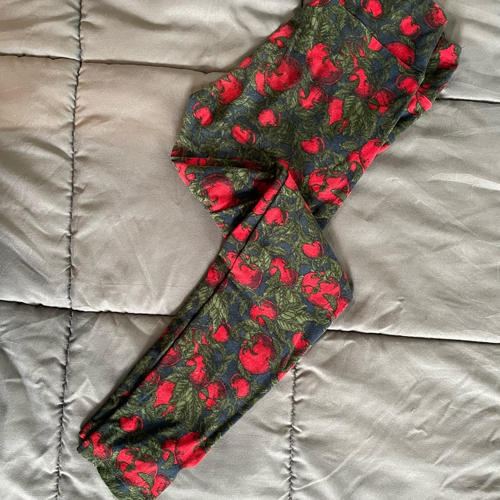 Lularoe tomato vine leggings!